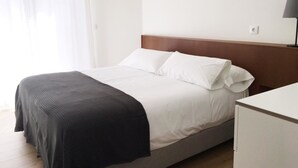 A hotel room with a bed, a bedside table, and a lamp. - Loft con Terraza 3.2 (Pontevedra)