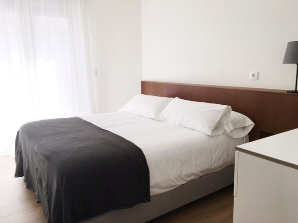 1 chambre, fer et planche à repasser