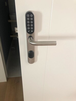 1 chambre, fer et planche à repasser