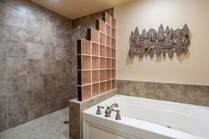 Towels, toilet paper - The Bear Paw Palace - Mtn View & Community Pools! (Pigeon Forge)