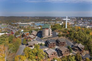 Exterior - The Bear Paw Palace - Mtn View & Community Pools! (Pigeon Forge)
