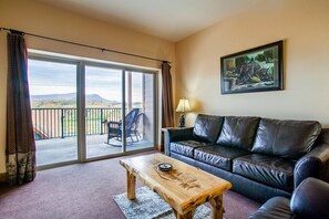 Smart TV, chimenea, reproductor de DVD, futbolito