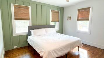 3 bedrooms, iron/ironing board, WiFi, bed sheets