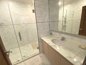 Dusche, Haartrockner, Handtücher, Seife