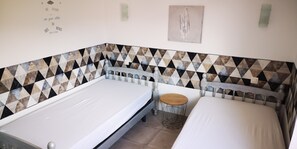 2 chambres, coffres-forts dans les chambres, fer et planche Ă repasser