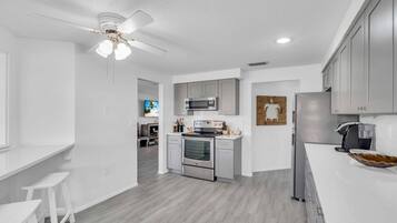 Geladeira, micro-ondas, fogão, cooktop