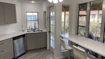 冰箱、微波炉、烤箱、炉灶