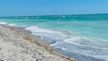 Espreguiçadeiras, toalhas de praia