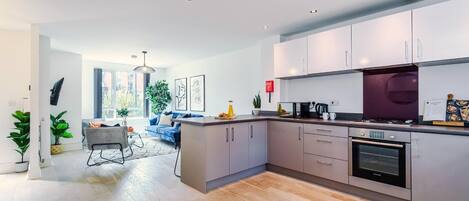 ثلاجة، ميكروويف، فرن، موقد طهي مسطح