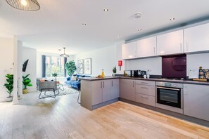 Een koelkast, een microgolfoven, een oven, een kookplaat