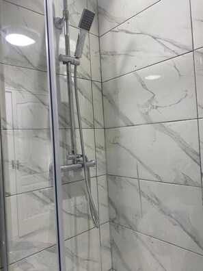 公寓 | 浴室 | 独立的浴缸和淋浴、深泡浴缸、吹风机、毛巾