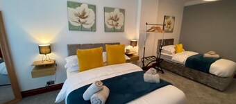 7 Person Home Flat W/parking - Near Swansea Centre