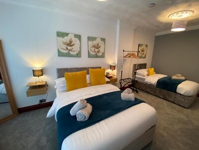 7 Person Home Flat W/parking - Near Swansea Centre