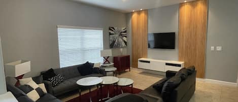 Smart-TV, Tischfußball, Tischtennisplatte
