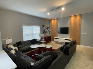 Smart-TV, fotballspill og bordtennis