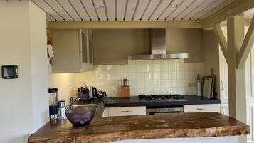 Een koelkast, een magnetron, een oven, een vaatwasser