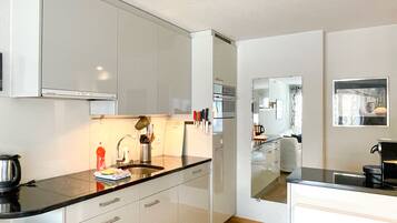 Coffee/tea maker, fridge, microwave, oven