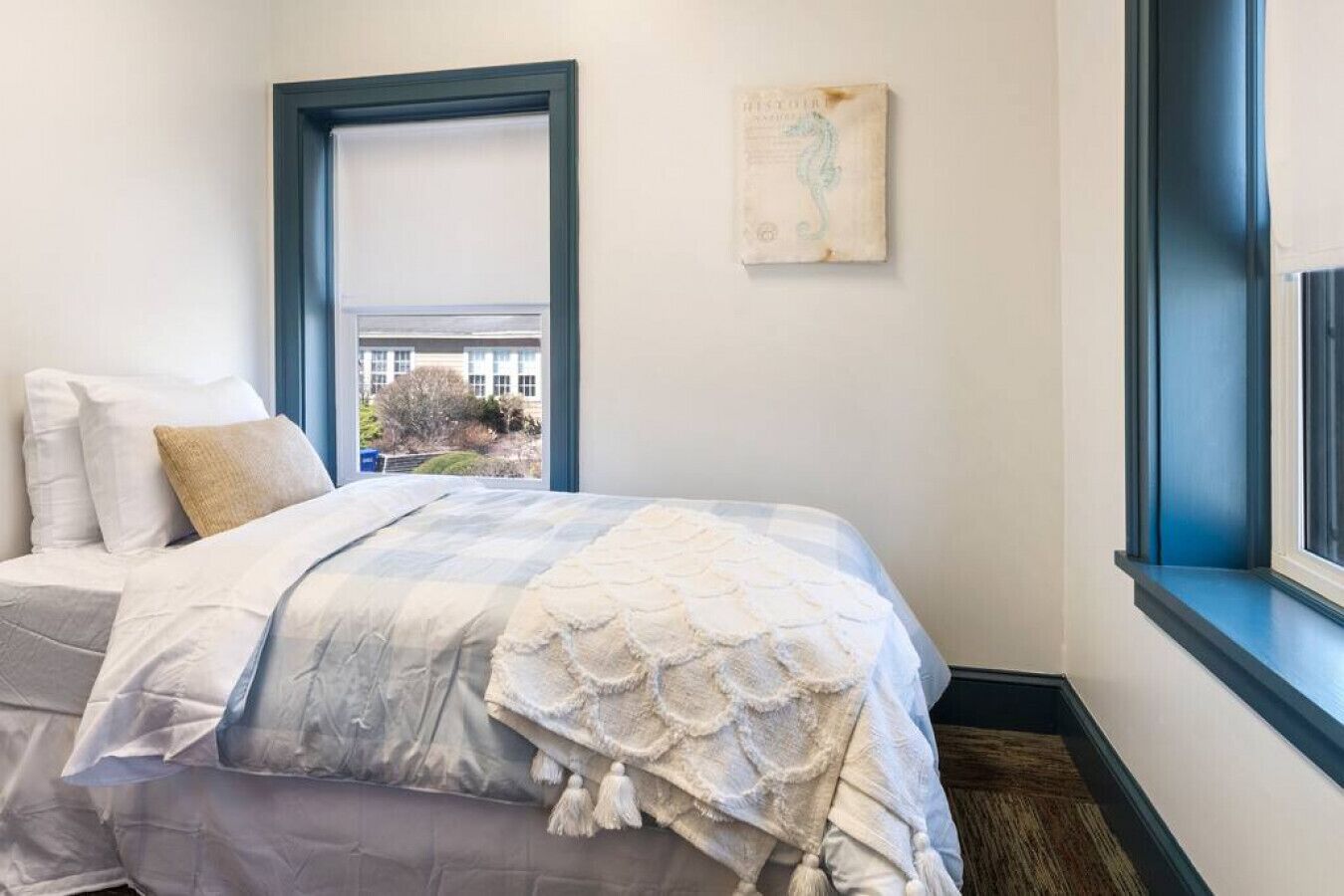 4 bedrooms, desk, WiFi, bed sheets