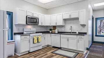 Kühlschrank, Mikrowelle, Ofen, Herdplatte