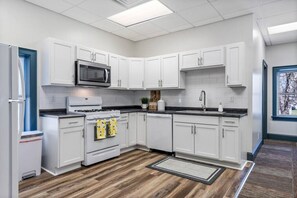 Fridge, microwave, oven, stovetop - Scottsville 4-Bdrm Loft/Sleeps 6/Onsite Parking (Scottsville)