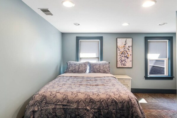 4 bedrooms, desk, WiFi, bed sheets