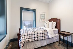 4 bedrooms, desk, WiFi, bed sheets