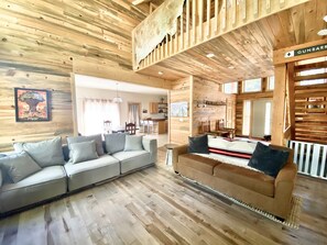 Smart TV, chimenea, futbolito y libros 