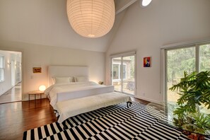 4 bedrooms, desk, iron/ironing board, free WiFi