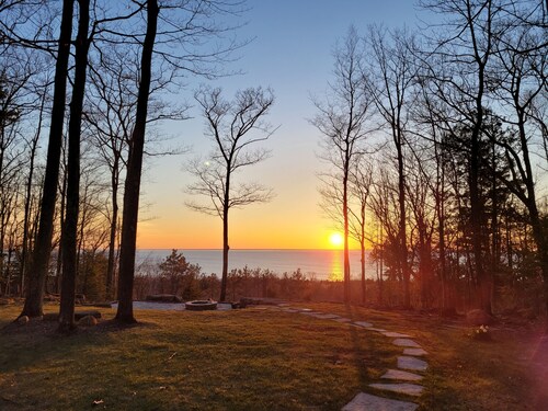 Sunset Sanctuary-Bay side Bluff with Hot Tub