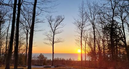 Sunset Sanctuary-Bay side Bluff with Hot Tub