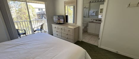 3 habitaciones, escritorio y tabla de planchar con plancha