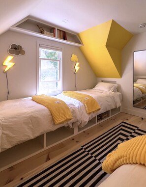 4 bedrooms, iron/ironing board, free WiFi, bed sheets