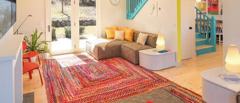 Smart-TV, Kamin, Videospiele, Bücher