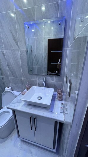 Shower, towels - Penthouse 3 bed 4 bath spacious luxurious  (Moca)