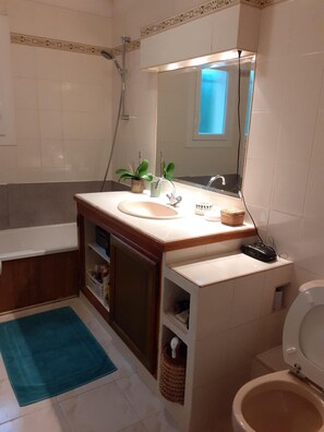 Bathtub, hair dryer, towels