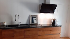 Kaffetrakter/tekoker, kjøleskap, mikrobølgeovn og ovn