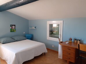 3 bedrooms, iron/ironing board, free WiFi, bed sheets