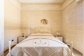 1 chambre, fer et planche à repasser