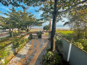Property grounds - Beachfront/foot-in-the-sand house on Indaiá beach for up to 18 people (Bertioga)