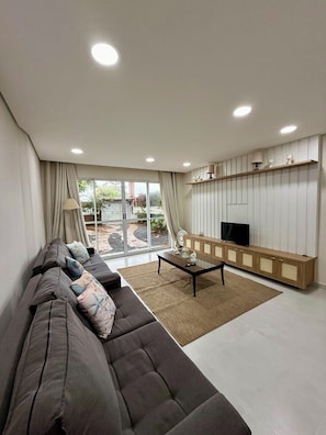 TV - Beachfront/foot-in-the-sand house on Indaiá beach for up to 18 people (Bertioga)