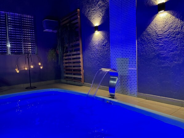 Pool - Beachfront/foot-in-the-sand house on Indaiá beach for up to 18 people (Bertioga)