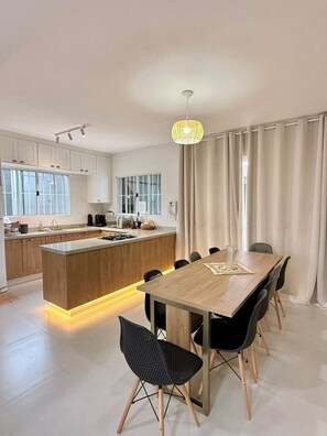 Dining - Beachfront/foot-in-the-sand house on Indaiá beach for up to 18 people (Bertioga)