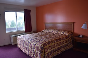 Huone, 1 suuri parisänky, esteetön, tupakointi kielletty | Silitysrauta/-lauta, ilmainen Wi-Fi, vuodevaatteet