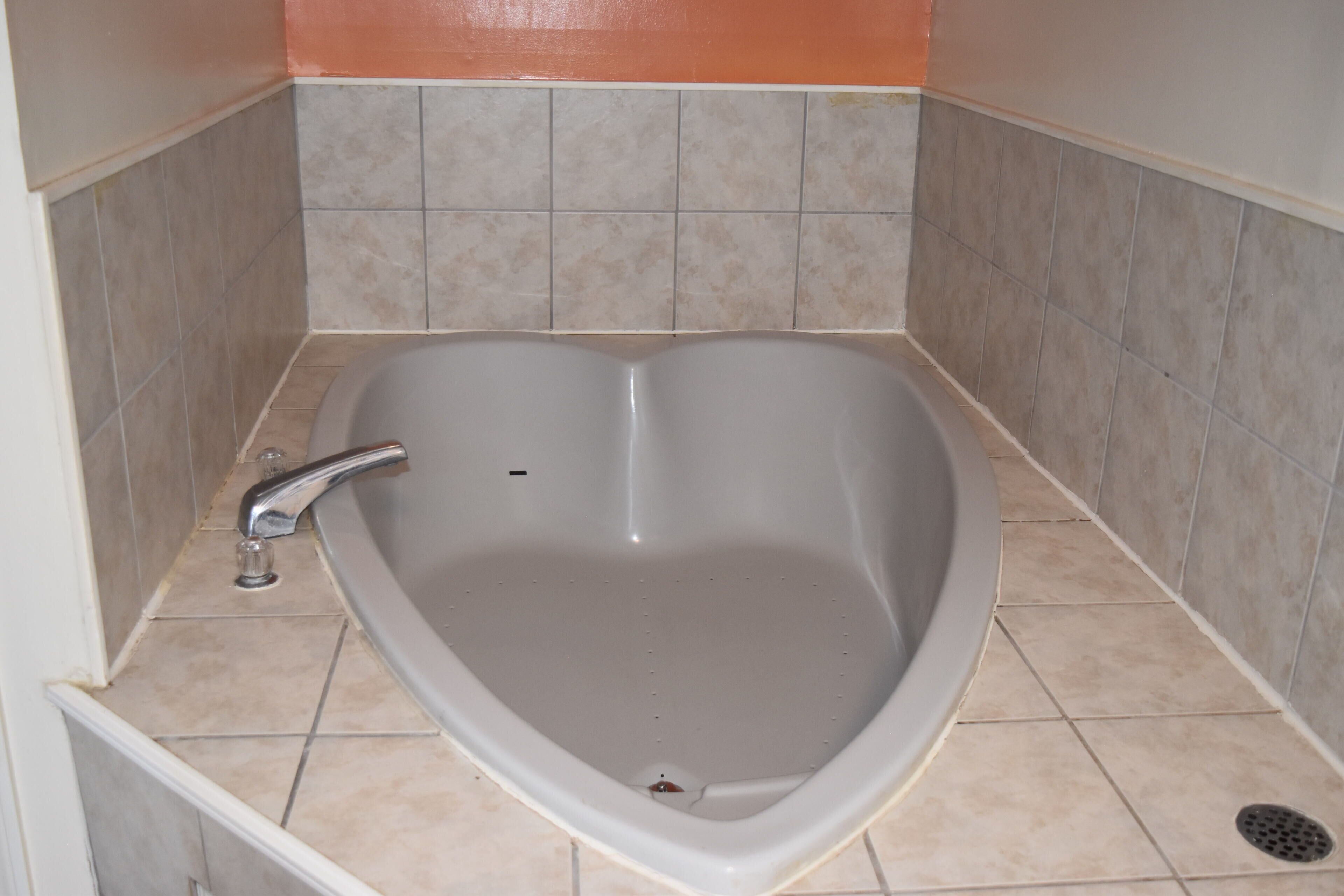 Bañera con ducha, cabezal de ducha tipo lluvia, toallas, jabón