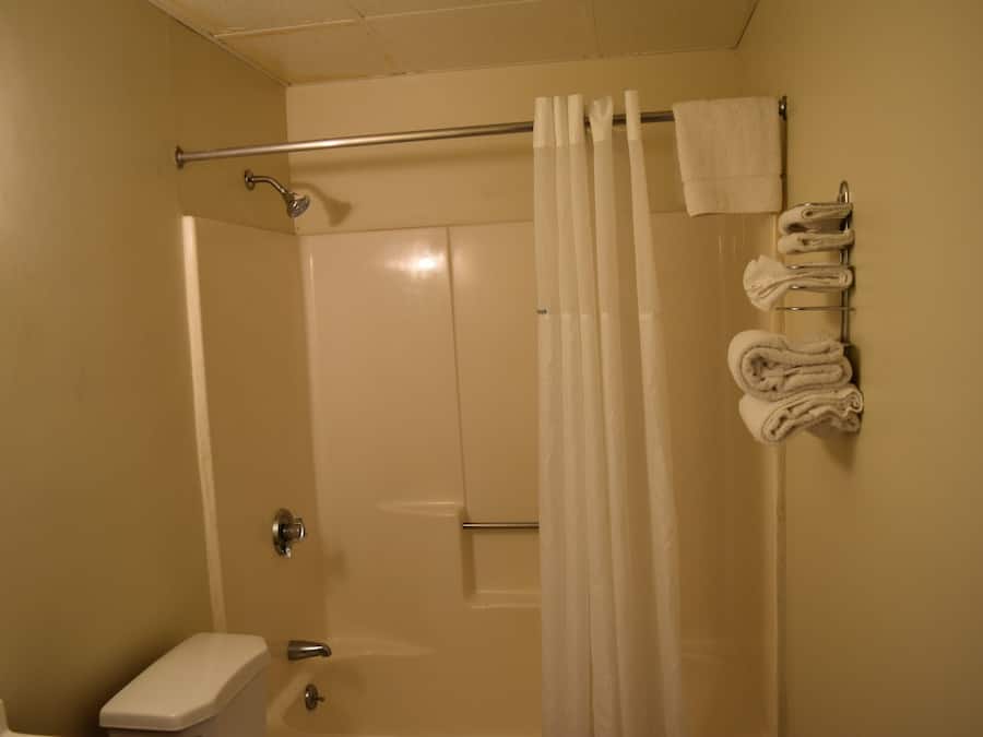 Combined shower/bathtub, rainfall showerhead, towels, soap