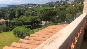 A view from a balcony with terracotta steps leading down to a lush green landscape, overlooking a village with houses and trees. - Studio Cabin Exceptional Sea View South facing7 nights minimum. (Sainte-Maxime)