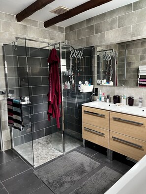 Combined shower/bathtub, hair dryer, toilet paper - 3 Bedroom Private vacation home in Pia (Pia)