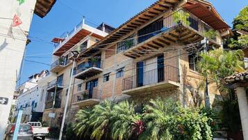 Vista frontal de la propiedad