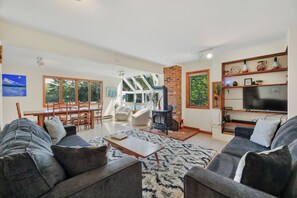 Smart-tv, een open haard, videospelletjes en boeken