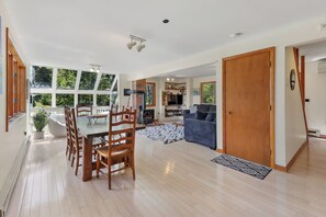 Una Smart TV, una chimenea, videojuegos, libros